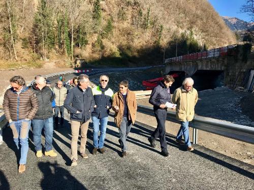 Il vicegovernatore della Regione con delega alla Protezione civile, Riccardo Riccardi, assieme all'assessore alle Infrastrutture e trasporti, Graziano Pizzimenti, nel sopralluogo al cantiere di Comeglians.